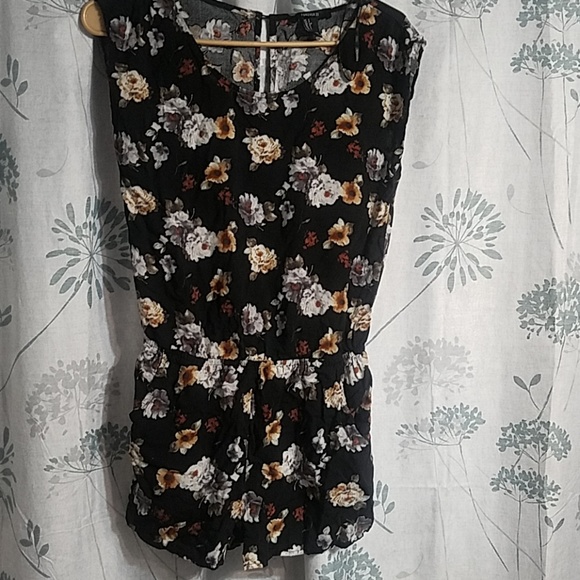 Sold LAST CHANCE! FOREVER21 FLORAL ROMPER - Picture 2 of 6
